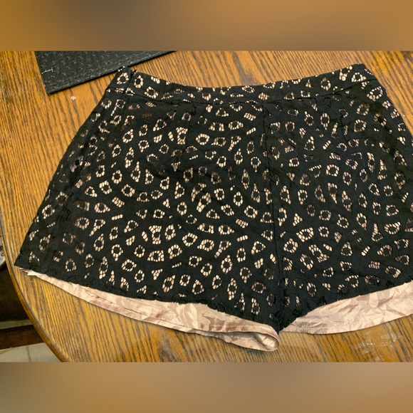 LUSH HIGH RISE BLACK PATTERNED SHORTS 15” WAIST - Picture 3 of 4